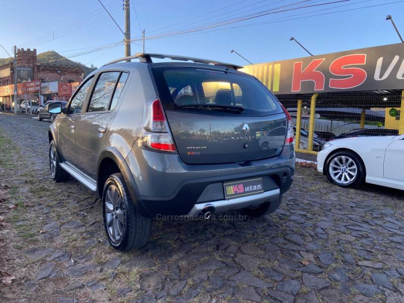 RENAULT - SANDERO - 2013/2014 - Cinza - R$ 44.900,00