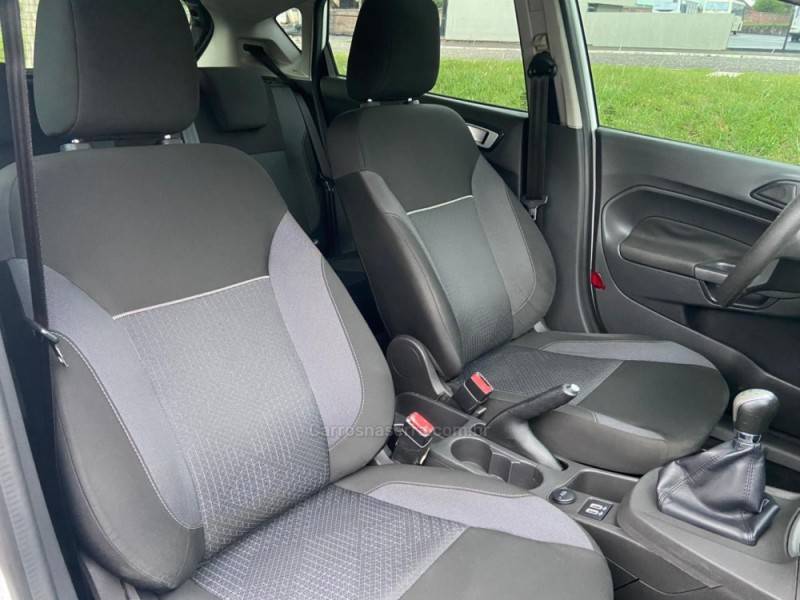 FORD - FIESTA - 2018/2019 - Branca - R$ 59.900,00